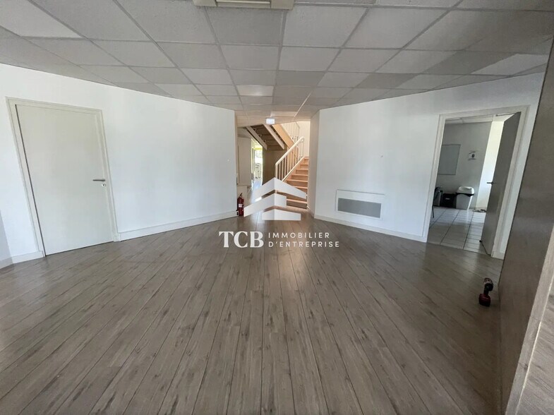 Office in Carquefou for lease - Interior Photo - Image 1 of 5