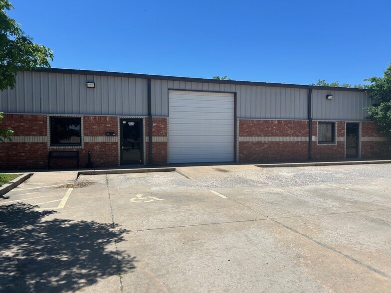 501 Messenger Ln, Moore, OK for sale - Building Photo - Image 1 of 1
