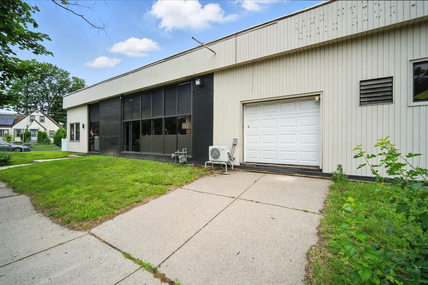 218 Saint James Blvd, Springfield, MA for sale - Building Photo - Image 2 of 24