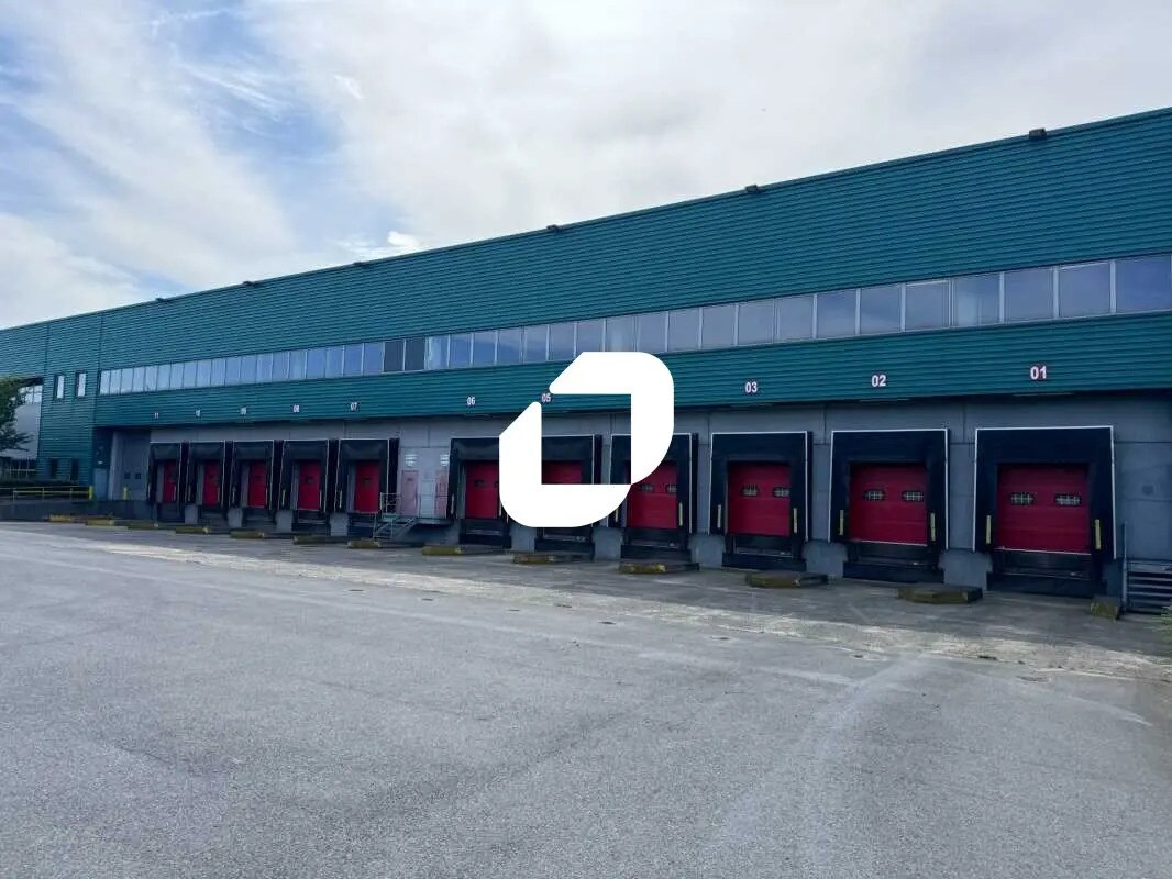 Industrial in Lauwin-Planque for lease Building Photo- Image 1 of 10