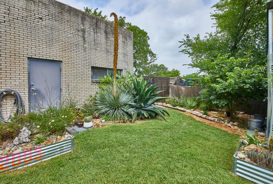 2003 Brundrette, Dallas, TX for lease - Building Photo - Image 2 of 20