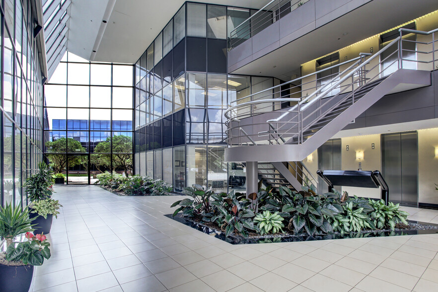 3000 Wilcrest Dr, Houston, TX for lease - Lobby - Image 3 of 11