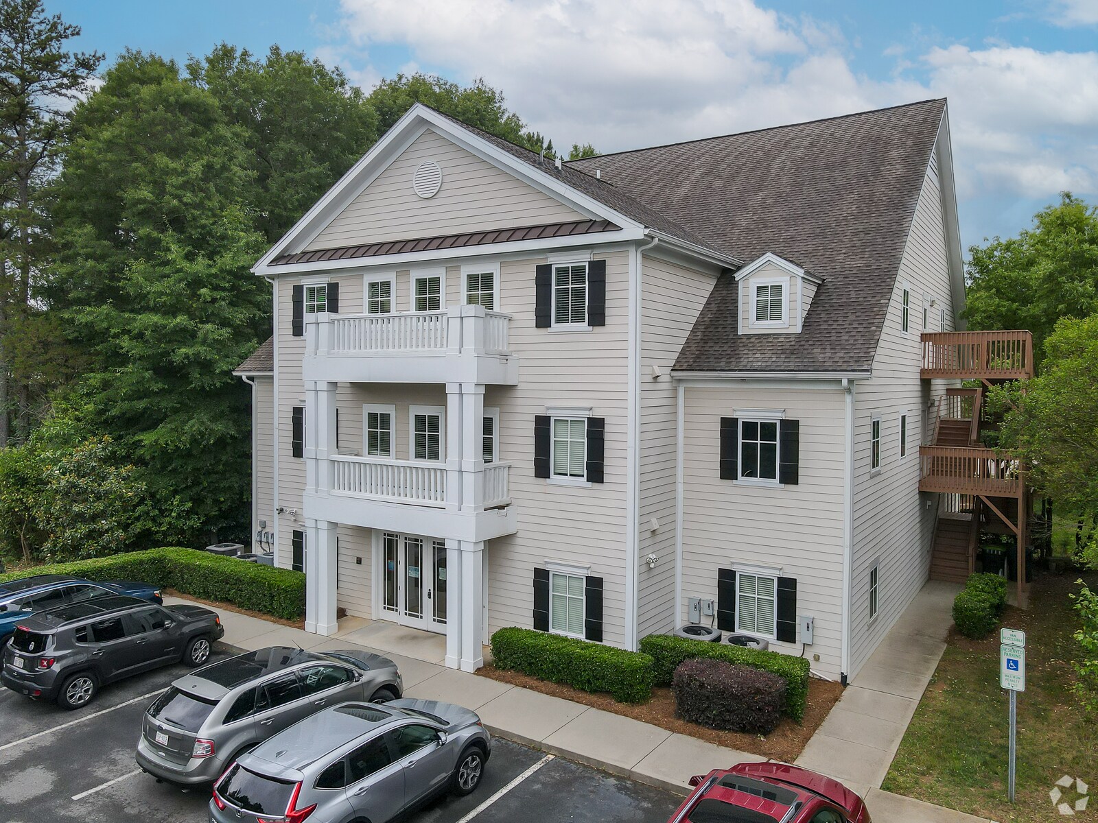 215 Gilead Rd, Huntersville, NC for sale Primary Photo- Image 1 of 5