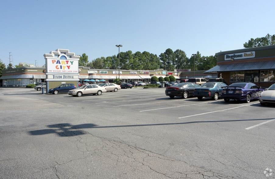3655 Roswell Rd NE, Atlanta, GA for lease - Building Photo - Image 3 of 13