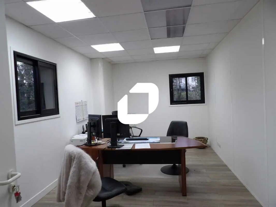 Office in Mantes-la-Ville for lease Interior Photo- Image 1 of 5