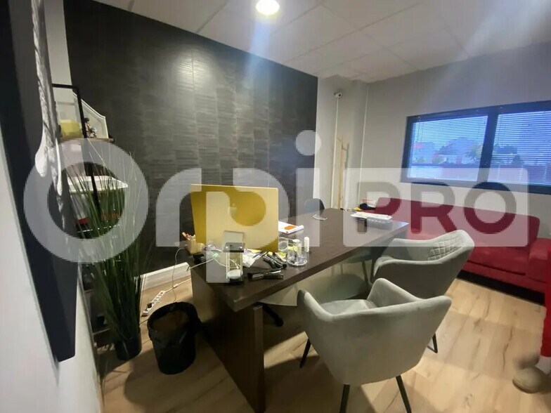 Flex in Villefranche-sur-Saône for sale - Building Photo - Image 3 of 8