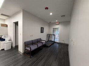 520 Park Place Cir, Mishawaka, IN for lease Interior Photo- Image 2 of 12