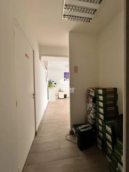 Retail in Rezé for lease - Interior Photo - Image 2 of 10