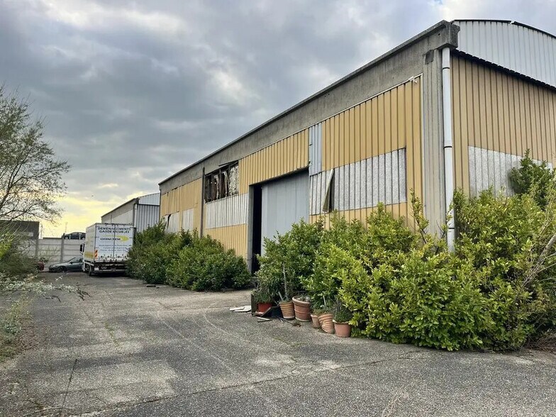 Flex in Saint-Priest for sale - Building Photo - Image 3 of 9