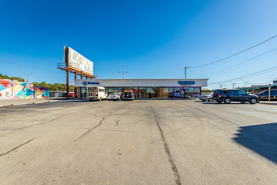 5948 Brainerd Rd, Chattanooga, TN for lease - Building Photo - Image 2 of 18