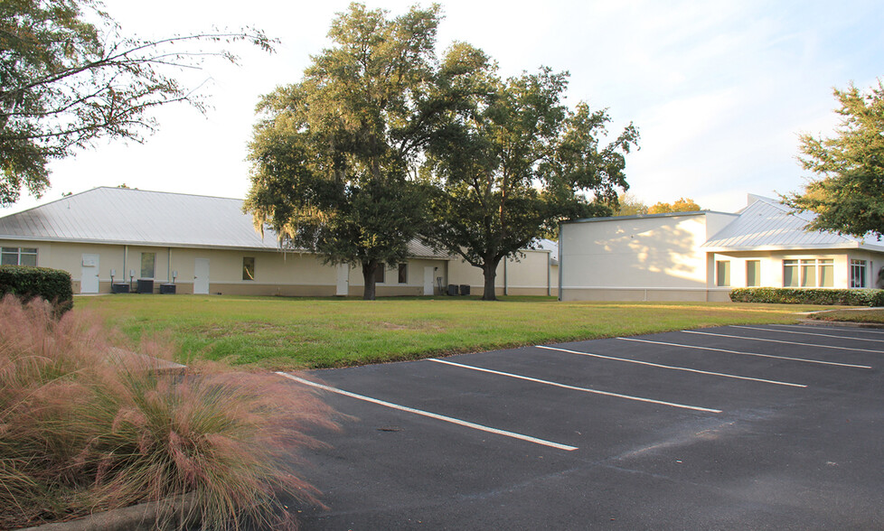 5941-5943 Webb Rd, Tampa, FL for lease - Building Photo - Image 2 of 5