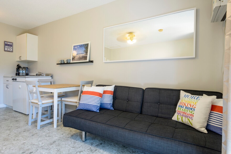 169 Mosley St, Wasaga Beach, ON for sale - Interior Photo - Image 2 of 8