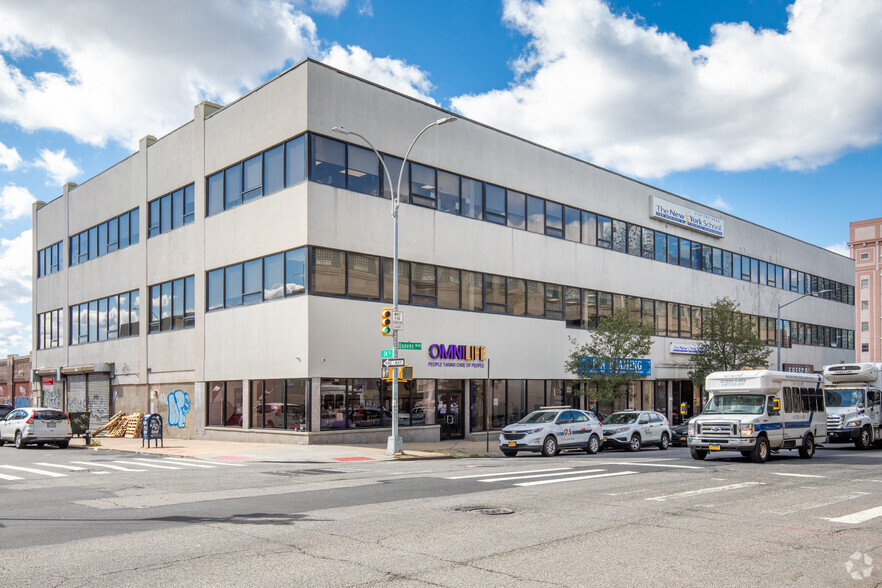 33-10 Queens Blvd, Long Island City, NY for lease - Building Photo - Image 1 of 4