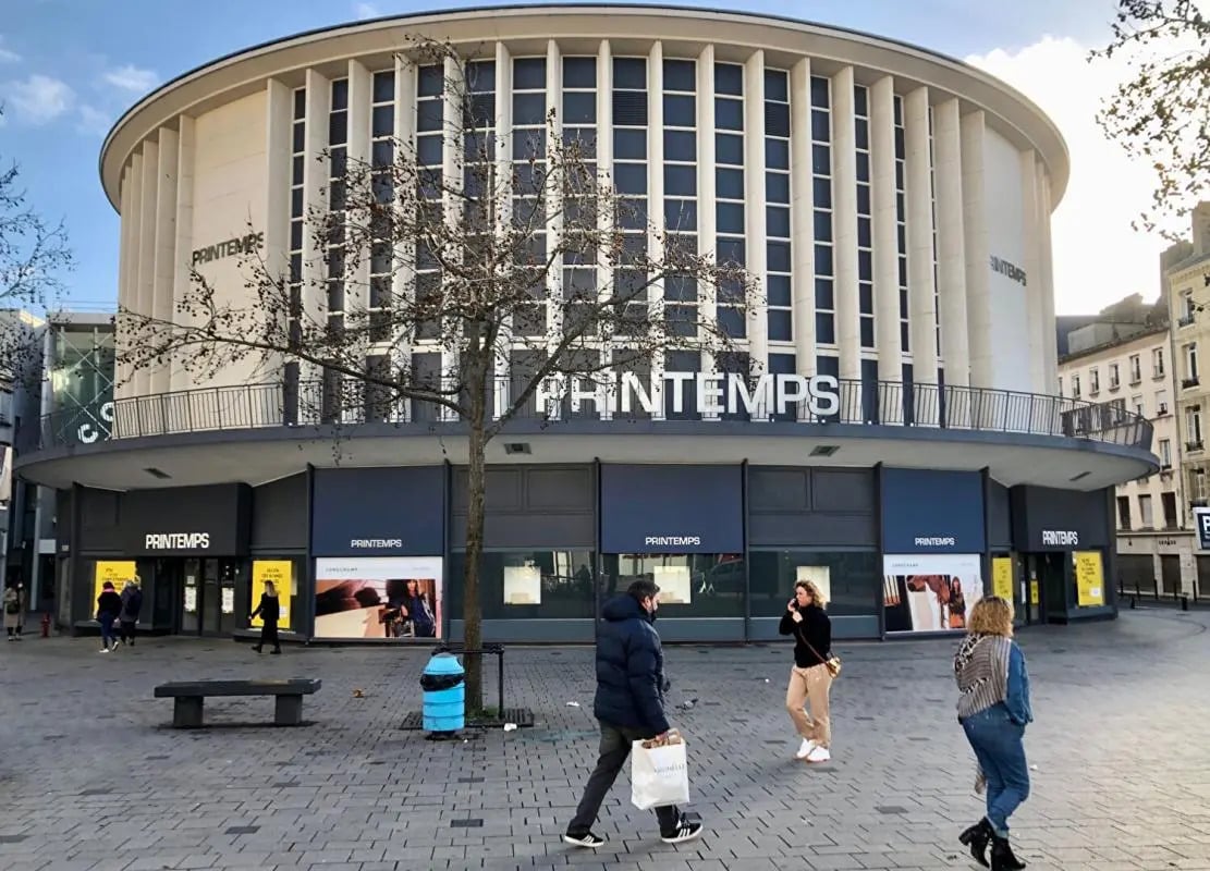 Retail in Le Havre for lease Building Photo- Image 1 of 2