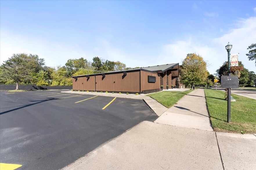 7560 Macomb St, Grosse Ile, MI for sale - Building Photo - Image 2 of 38