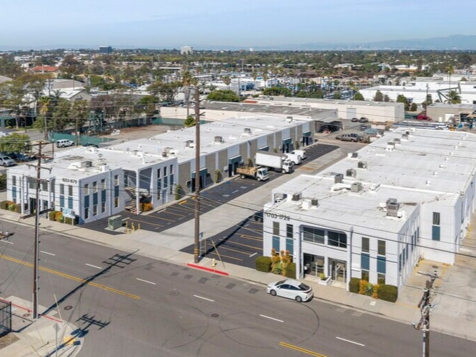 1653-1679 E 28th St, Signal Hill, CA for lease - Building Photo - Image 3 of 7