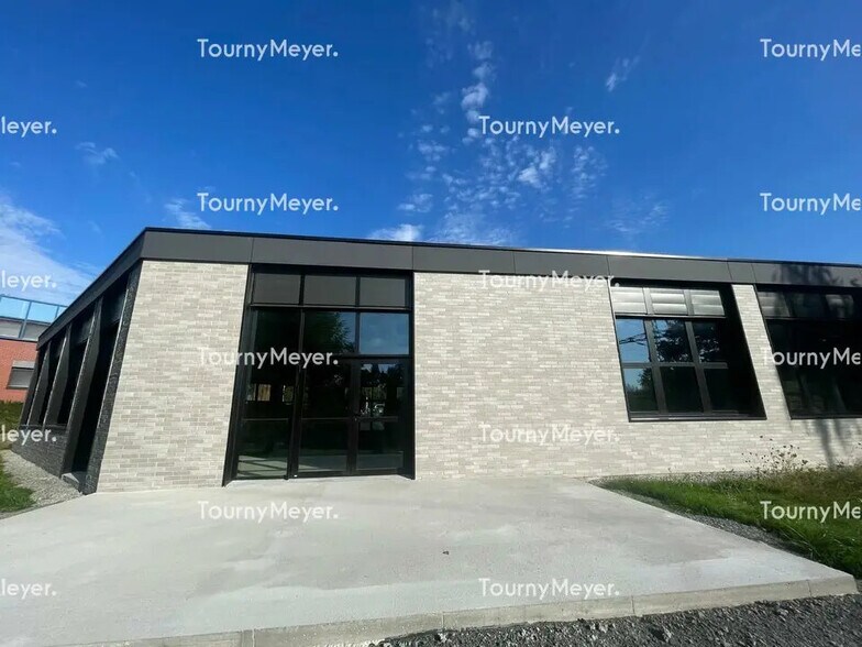 Office in Saint-Grégoire for lease - Building Photo - Image 2 of 6