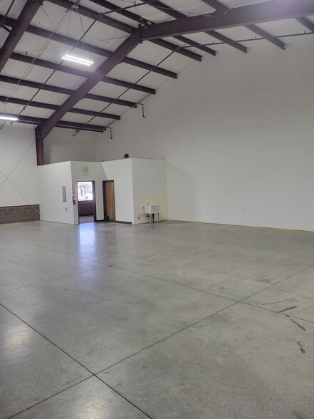 20748 Carmen Loop, Bend, OR for lease - Building Photo - Image 2 of 4