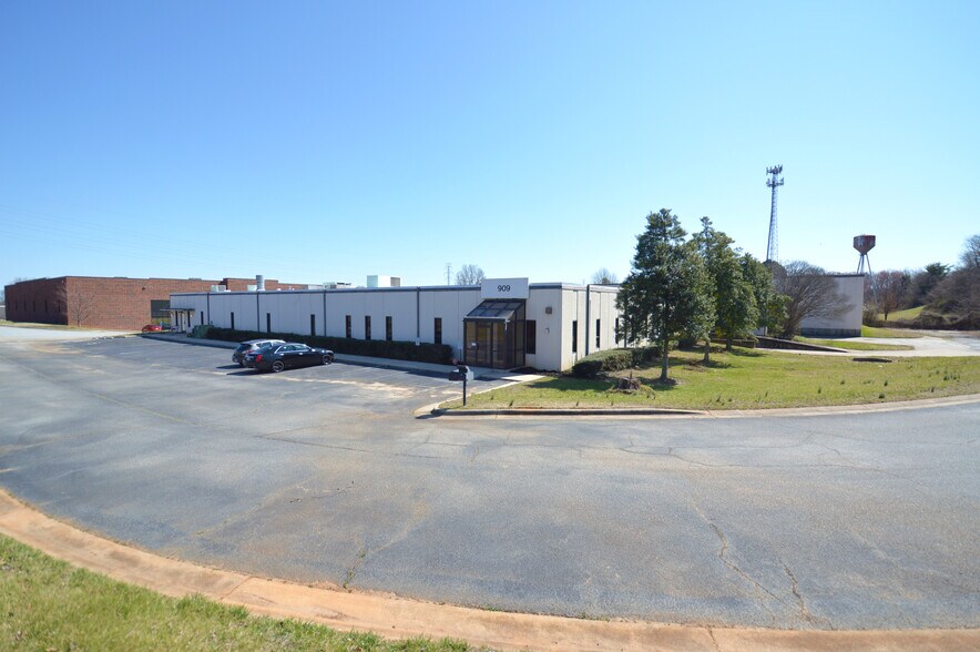 909 W Market Center Dr, High Point, NC for sale - Building Photo - Image 1 of 1