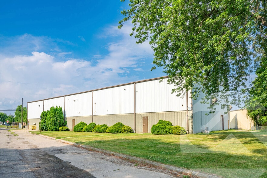 3- Building Campus portfolio of 3 properties for sale on LoopNet.com - Primary Photo - Image 2 of 4