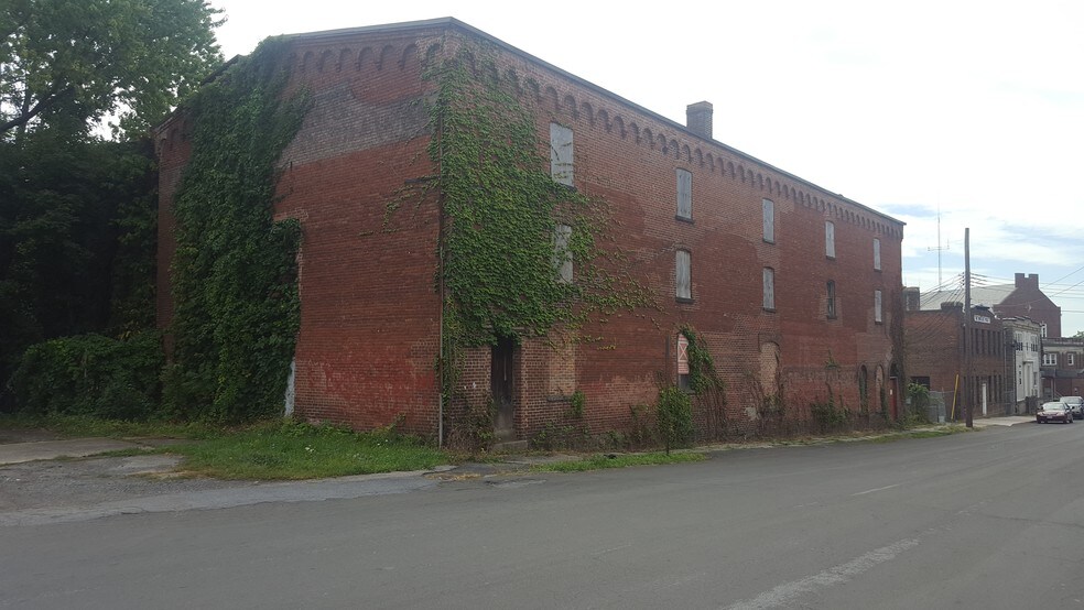 22-26 Montgomery St, Middletown, NY for sale - Building Photo - Image 1 of 1