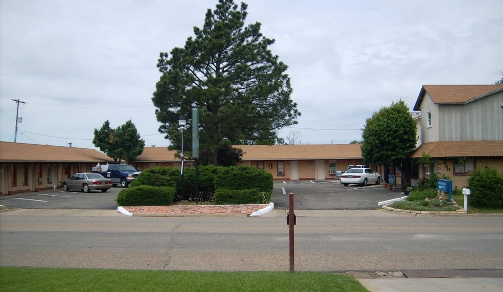 460 N Country Club Rd, Colby, KS 67701