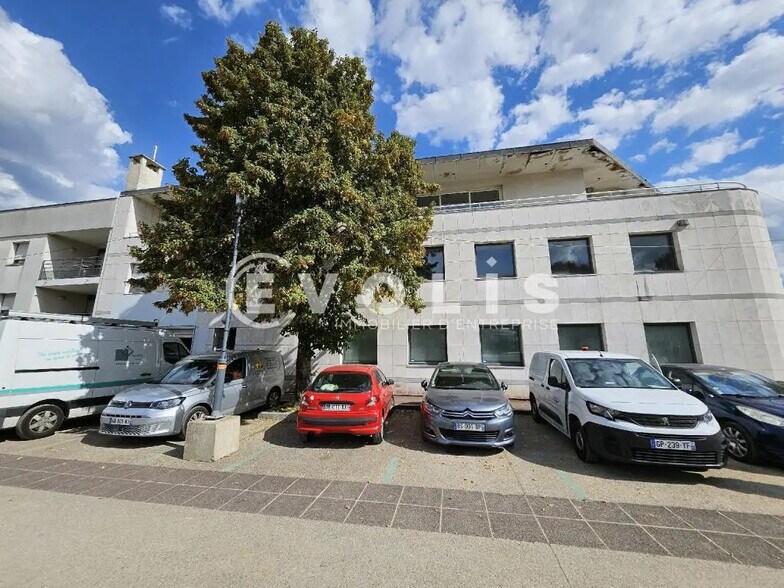 Flex in Sceaux for lease - Building Photo - Image 1 of 33