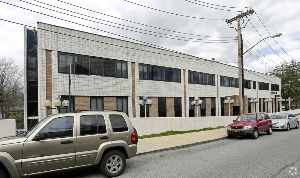 11 Ralph Pl, Staten Island, NY for lease - Primary Photo - Image 1 of 6