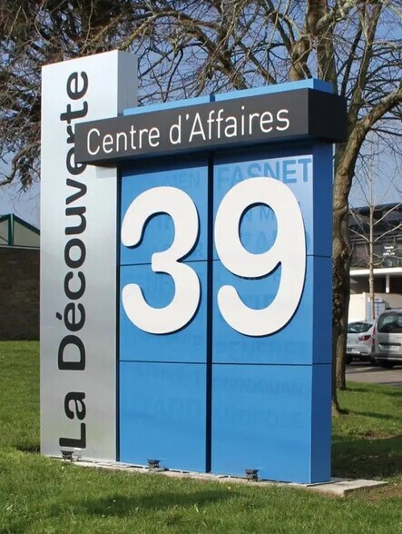 Office in Lorient for lease - Building Photo - Image 3 of 3