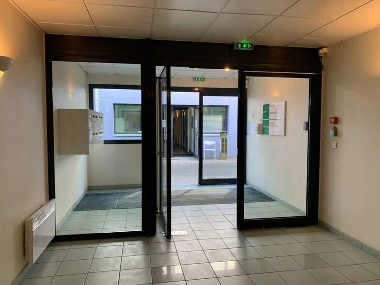 Office in Canéjan for lease - Building Photo - Image 3 of 10