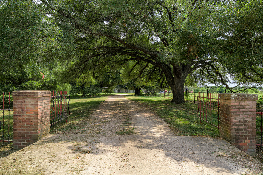 107 O'Malley Rd, Brenham, TX for sale - Primary Photo - Image 1 of 29