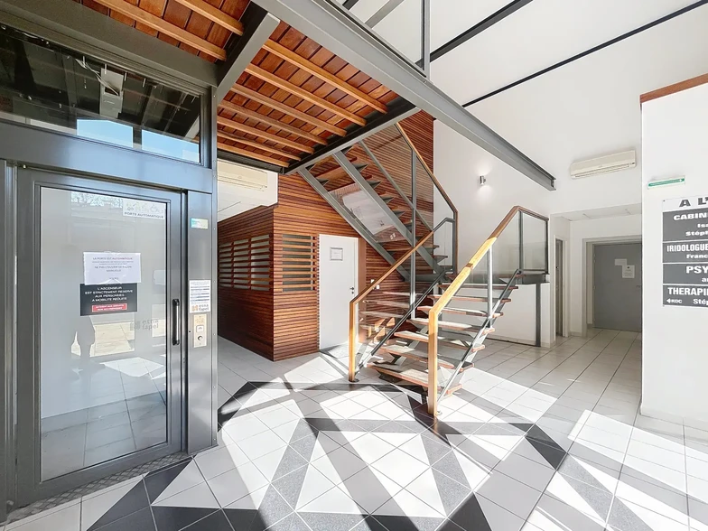 8 Avenue Jean Rioufol, Monteux for lease - Interior Photo - Image 2 of 3