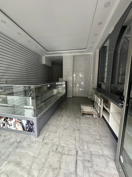 Retail in Paris for lease - Interior Photo - Image 2 of 6