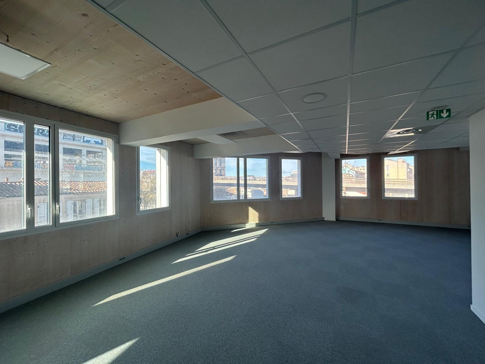 10 Place Bougainville, Marseille for lease Interior Photo- Image 1 of 5