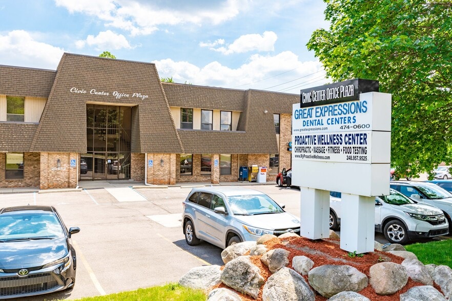 25882 Orchard Lake Rd, Farmington Hills, MI for lease - Building Photo - Image 1 of 8
