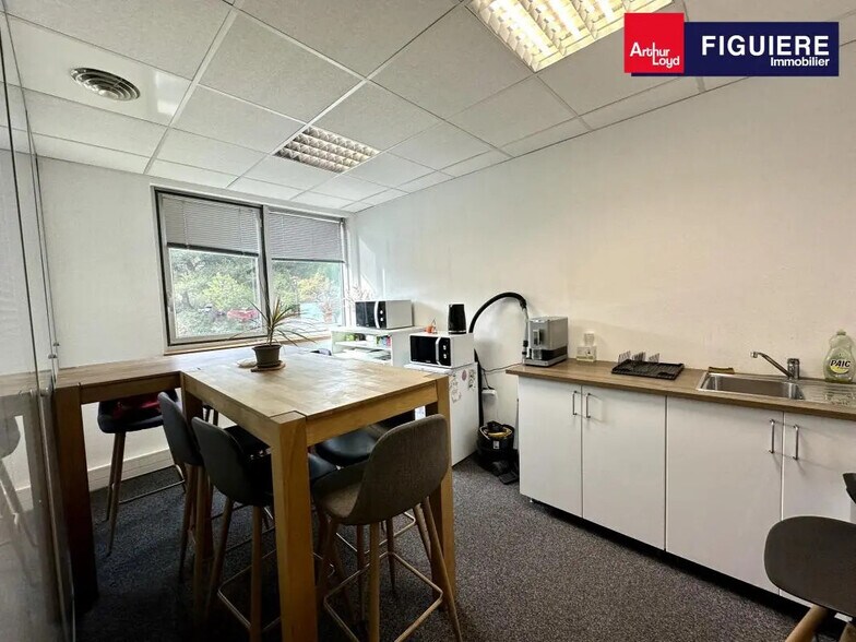 235 Rue Léon Foucault, Aix-en-Provence for lease - Interior Photo - Image 3 of 8