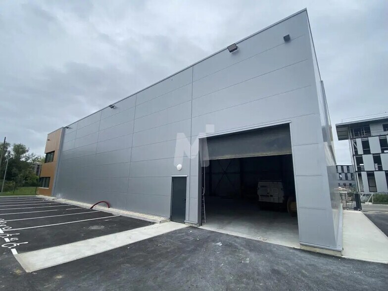 Flex in Grigny for lease - Building Photo - Image 2 of 11