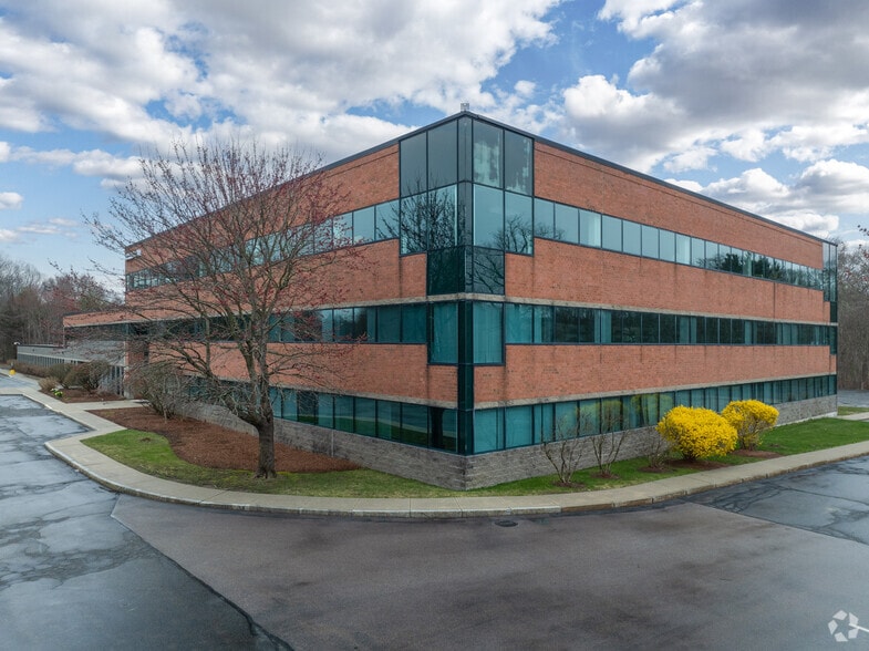 425 John Quincy Adams Rd, Taunton, MA for sale - Primary Photo - Image 1 of 1