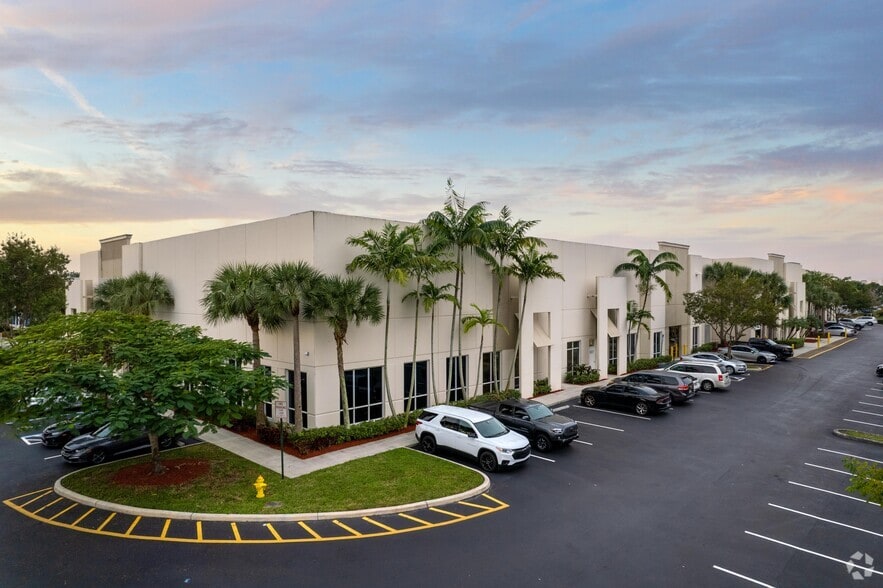 6501 Nob Hill Rd, Tamarac, FL for lease - Primary Photo - Image 1 of 8