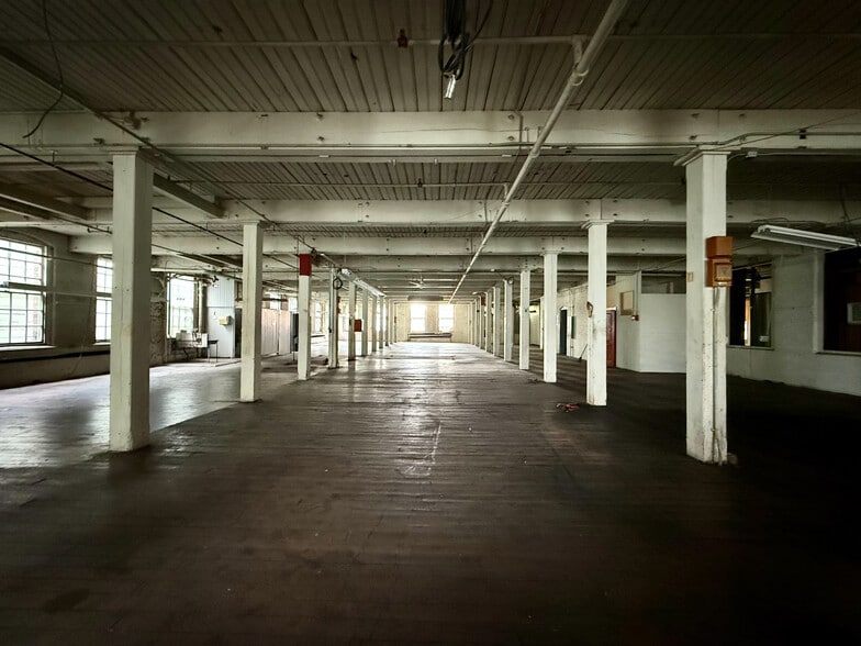 110 Winter St, Holyoke, MA for lease - Building Photo - Image 2 of 9