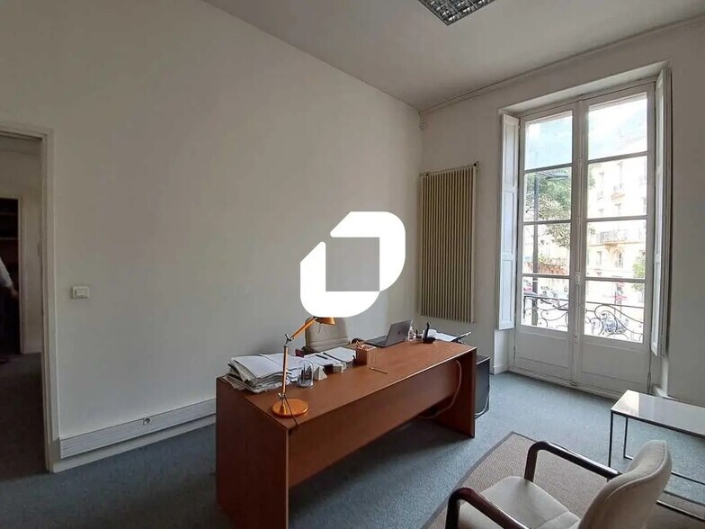 Office in Bordeaux for lease - Interior Photo - Image 2 of 8