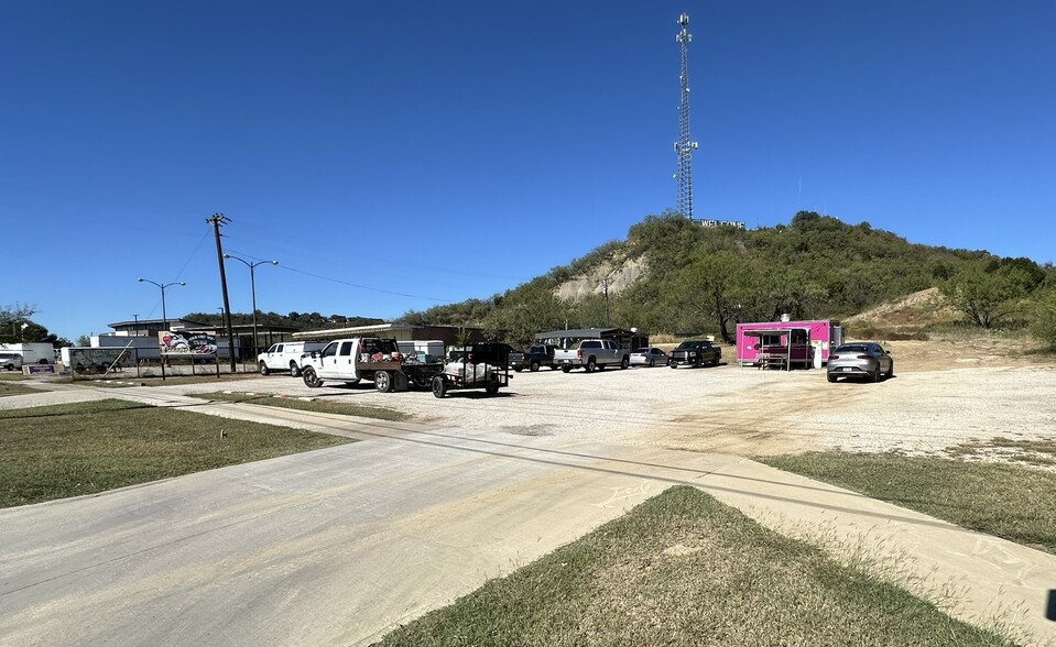 1207 E Hubbard St, Mineral Wells, TX for sale - Building Photo - Image 1 of 6