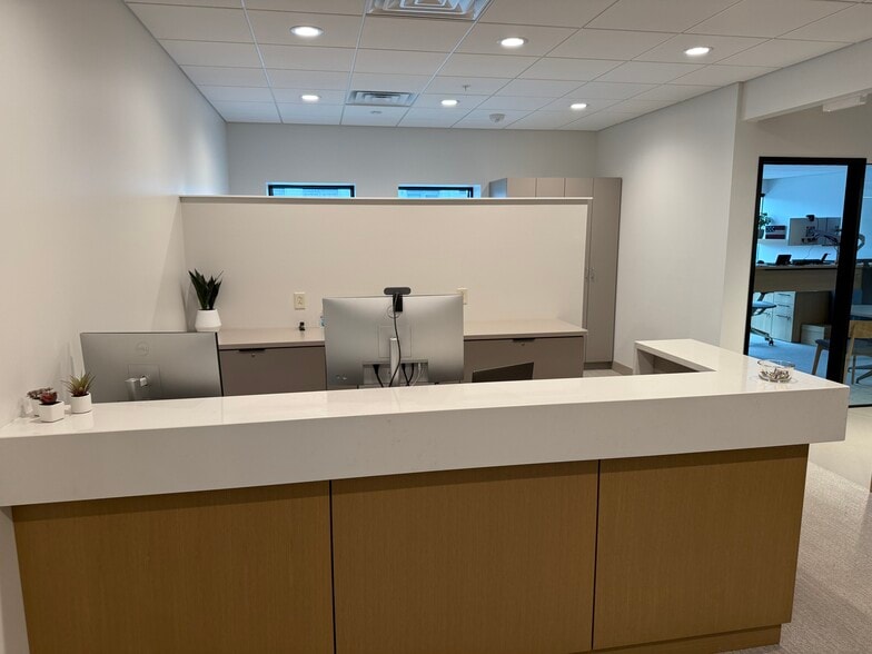 201 W Wisconsin Ave, Neenah, WI for lease - Interior Photo - Image 3 of 12