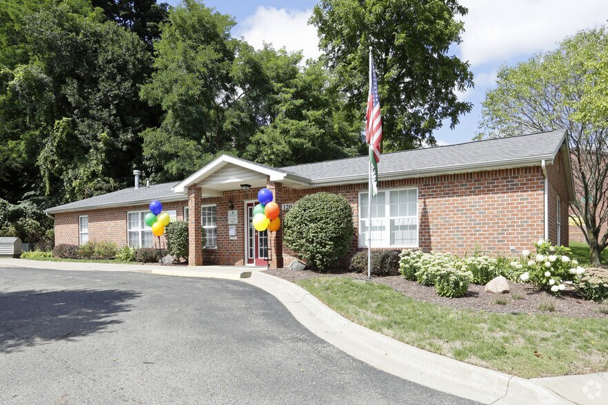 120 Riverside Dr, Battle Creek, MI 49015