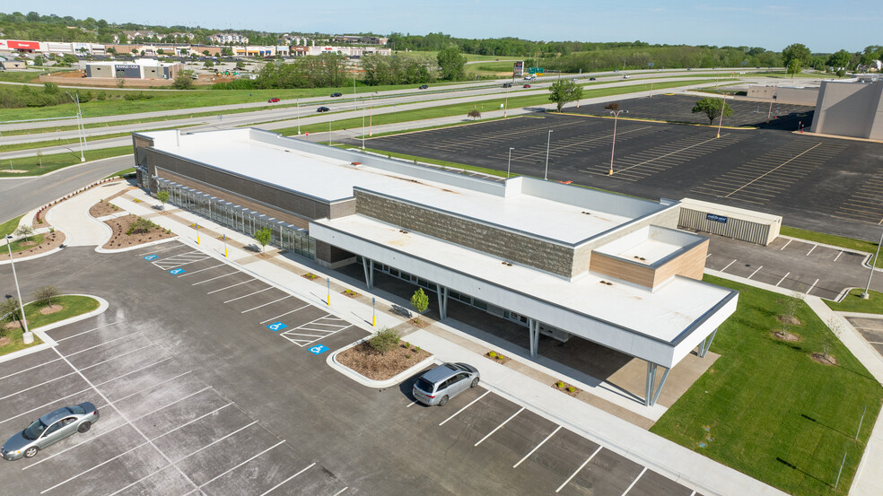 400 NW Barry Rd, Kansas City, MO for lease - Building Photo - Image 1 of 5