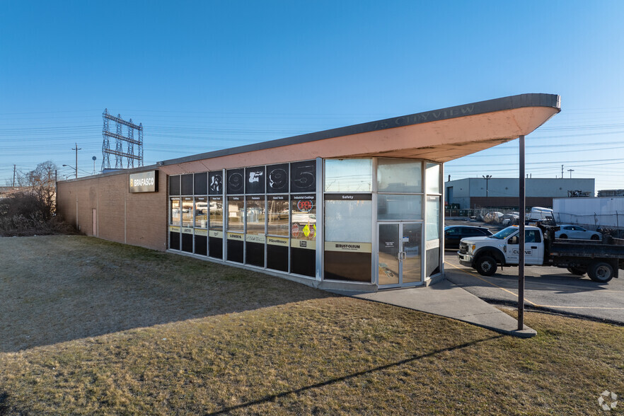 75 City View Dr, Toronto, ON for lease - Building Photo - Image 3 of 25