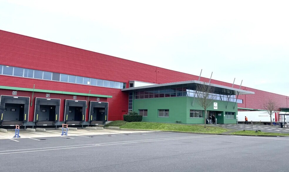 Industrial in Le Coudray-Montceaux for lease - Building Photo - Image 2 of 4