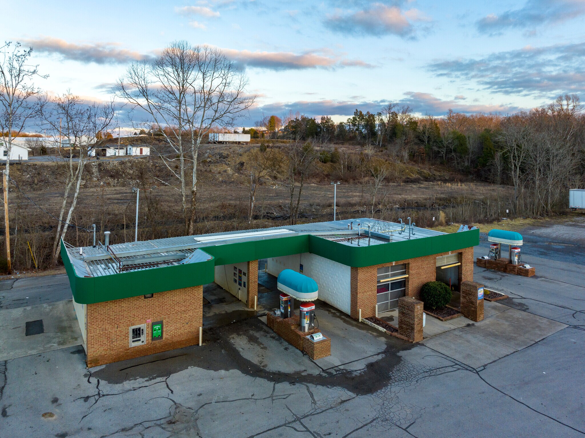 2721 N John B Dennis Hwy, Kingsport, TN 37660 Operating Car Wash