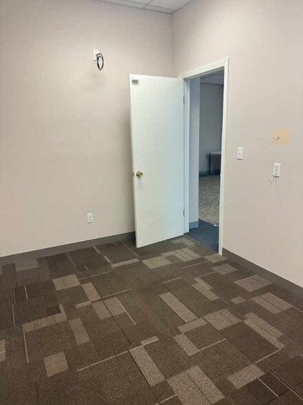 498 Inman Ave, Colonia, NJ for lease - Building Photo - Image 3 of 11