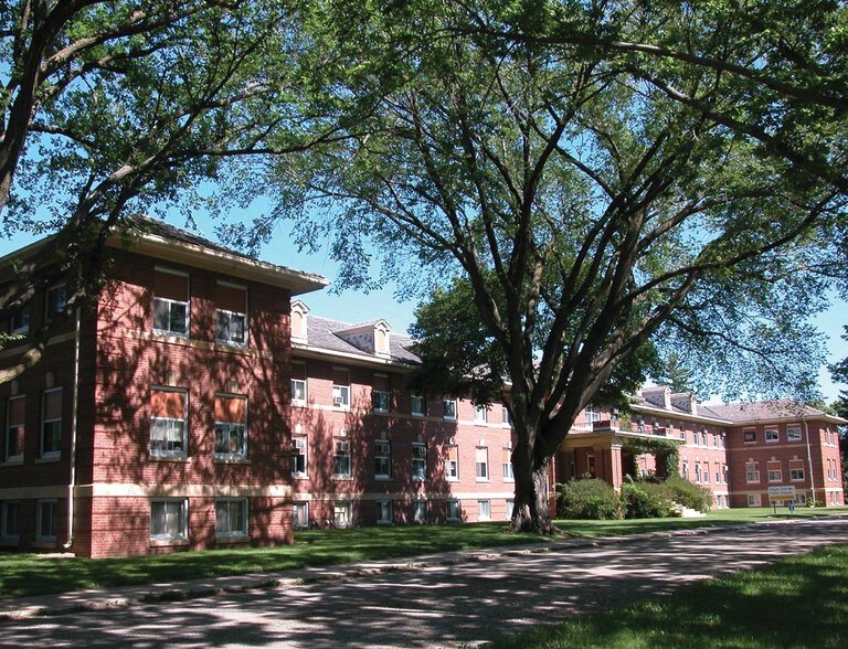 1517 Patterson Loop, Fergus Falls, MN for sale - Primary Photo - Image 1 of 1
